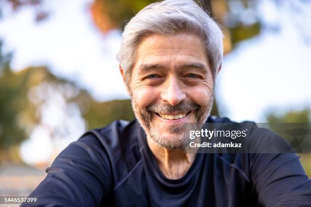 retrato de un hombre mayor en un entrenamiento - testimonial fotografías e imágenes de stock