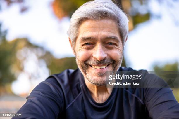 portrait of a senior man at a workout - testimonial stockfoto's en -beelden