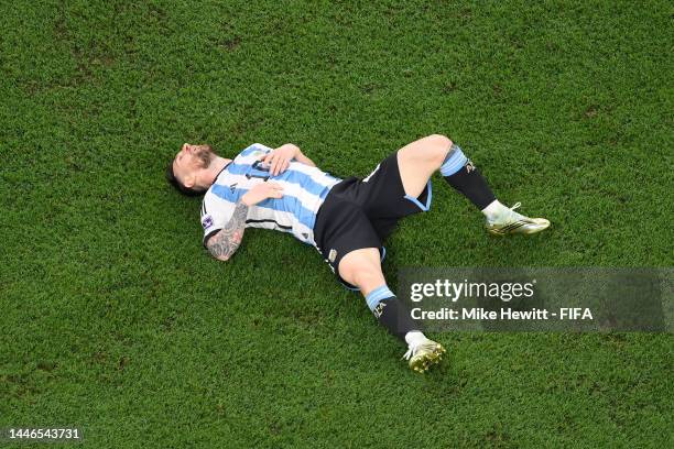 Messi Round Messi Reacts Photos and Premium High Res Pictures - Getty Images