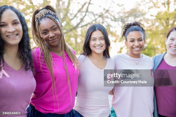 divers femmes de tous âges assistent ensemble à un événement caritatif de sensibilisation au cancer du sein pour recueillir des fonds pour la guérison - sensibilisation au cancer du sein photos et images de collection