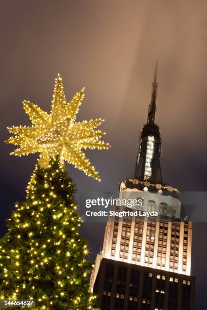 empire state and christmas tree, 34th street - christmas newyork stock-fotos und bilder