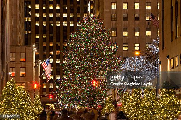 christmas at the rockefeller center from 48th st - christmas newyork stockfoto's en -beelden