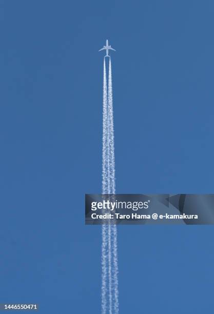 the airplane flying over osaka city of japan - trace avion ciel photos et images de collection
