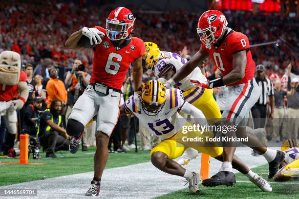Kenny McIntosh of the Georgia Bulldogs scores a touchdown against the LSU Tigers during the fourth quarter in the SEC Championship game at...