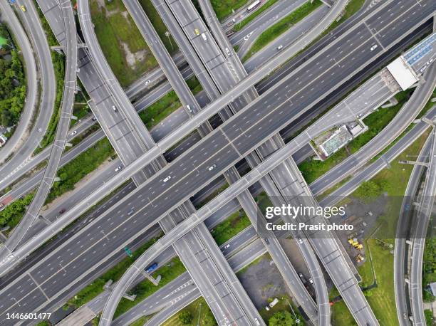 aerial view of modern transportation with expressway, road and overpass, multilevel junction highway-top view. car movement at day important infrastructure. - car top view photos et images de collection