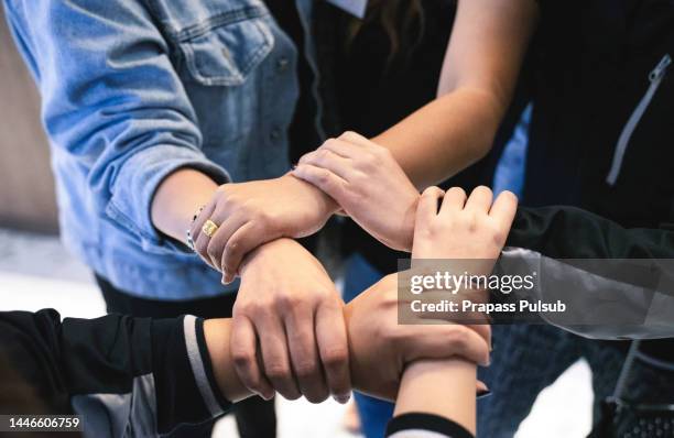 gripping each other's wrists - consensus 2018 foto e immagini stock