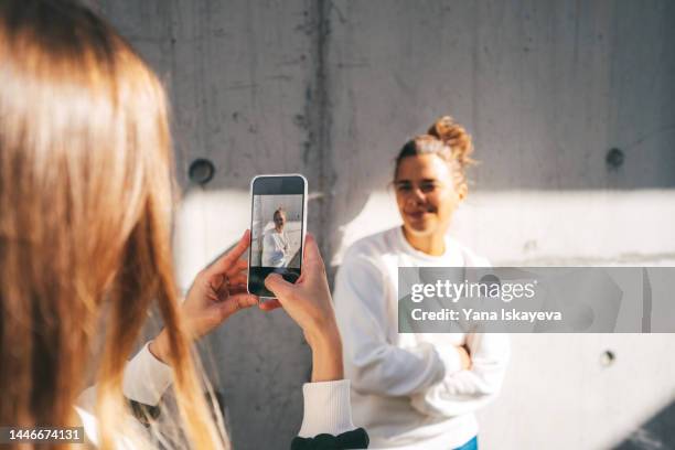 two women bloggers making content for social media - interview photos et images de collection