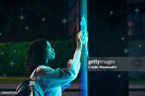 young woman experimenting immersive experience at night - 科學實驗 事件 個照片及圖片檔