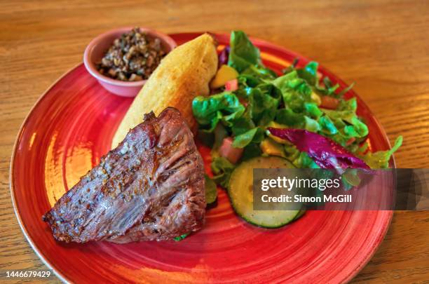 lomo de res a la parrilla con chimichurri de hongos, envuelto de mazorca y ensalada de aguacate, tomate y pepino (grilled beef tenderloin with mushroom chimichurri, steamed corn roll/cake and avocado, tomato and cucumber and lettuce salad) - aguacate imagens e fotografias de stock