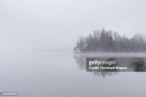 nebel und see - tirol nebel stockfoto's en -beelden