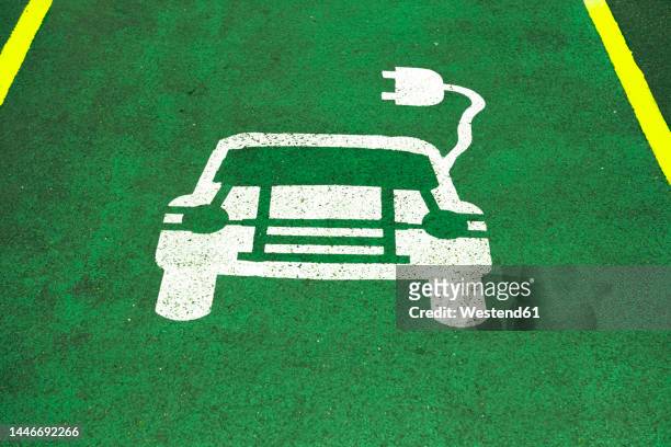 parking sign at electric vehicles charging station - electric vehicle stock pictures, royalty-free photos & images