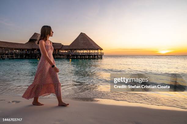 girl enjoying a sunset walk on nungwi beachzanzibar tanzania - insel sansibar stock-fotos und bilder