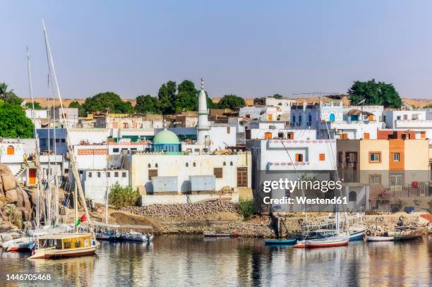 egypt, aswan governorate, aswan, nubian village on bank of nile river - nubia fotografías e imágenes de stock