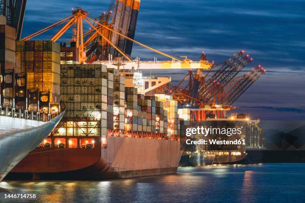 germany, hamburg, container ships in port of hamburg at night - hamburger hafen stock-fotos und bilder