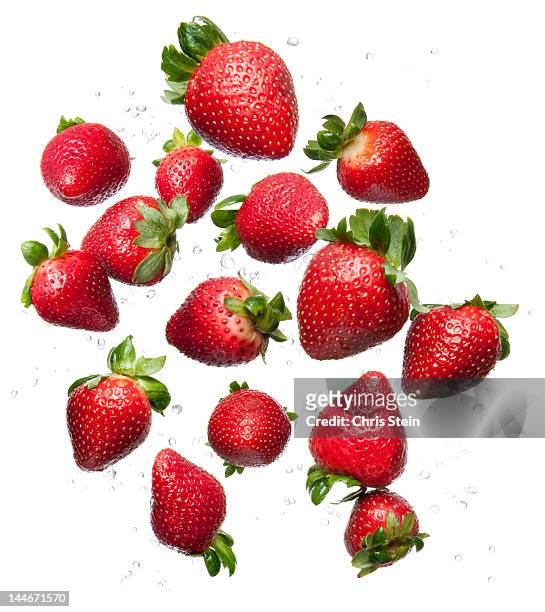 flying strawberries - fraises fond blanc photos et images de collection