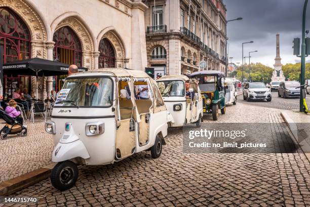 einige tuc-tuc in einer reihe warten auf touristen in lissabon - tuk tuk stock-fotos und bilder