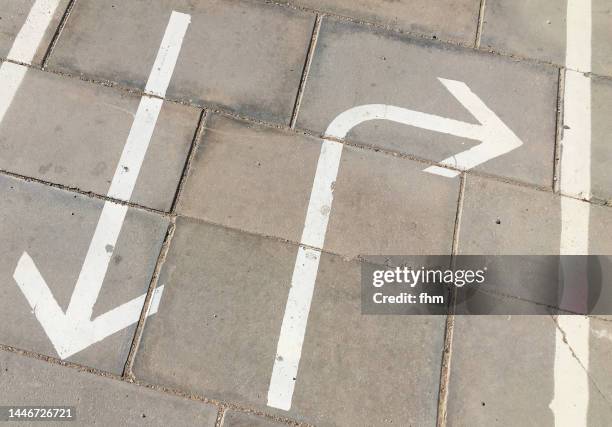 two arrow signs on the road - links platz stock-fotos und bilder