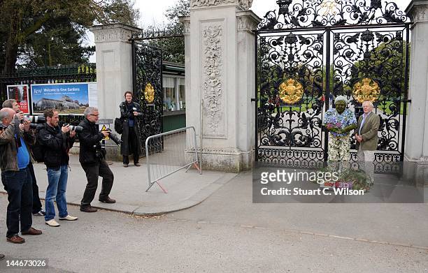 Sir David Attenborough poses with a floral sculpture of himself outside the Royal Botanical Gardens at Kew Gardens on May 17, 2012 in London,...