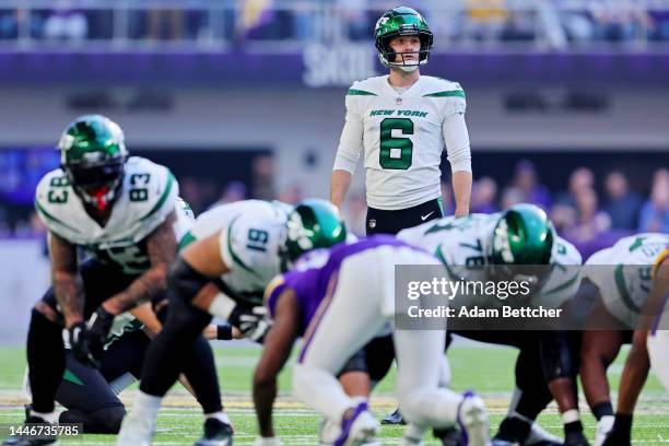 Greg Zuerlein of the New York Jets lines up a field goal during the first quarter against the Minnesota Vikings at U.S. Bank Stadium on December 04,...