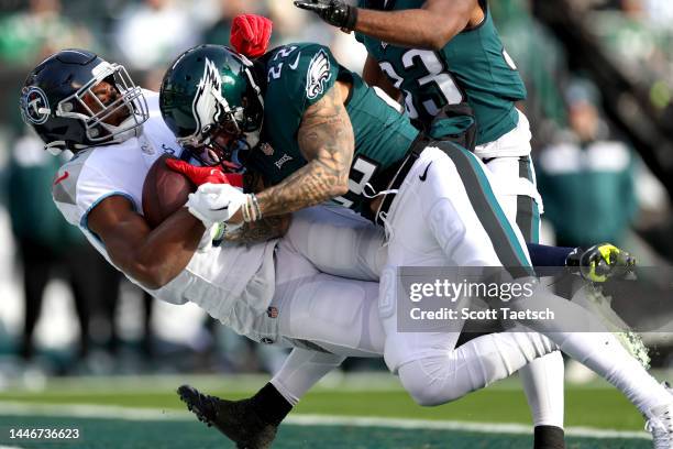 Treylon Burks of the Tennessee Titans catches a pass for a touchdown over Marcus Epps of the Philadelphia Eagles in the first quarter at Lincoln...