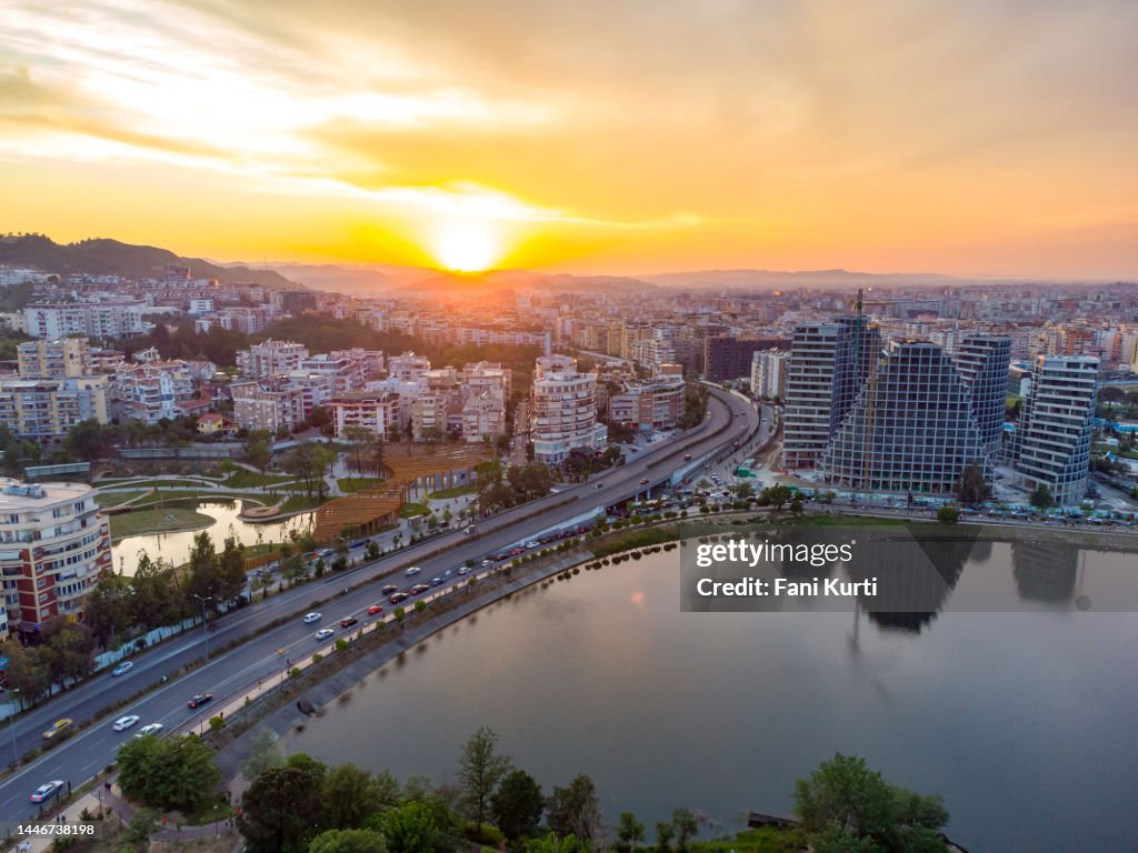 Vista aerea del lago artificiale di Tirana, capitale albanese al tramonto