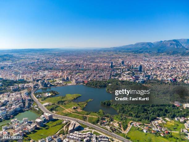 vista del drone del lago di tirana - albanian house foto e immagini stock