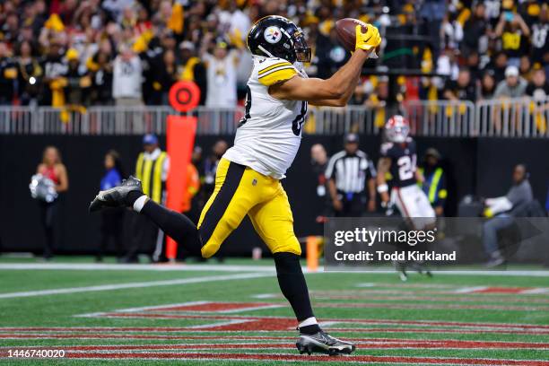 Connor Heyward of the Pittsburgh Steelers catches a pass for a touchdown against the Atlanta Falcons during the second quarter of the game at...