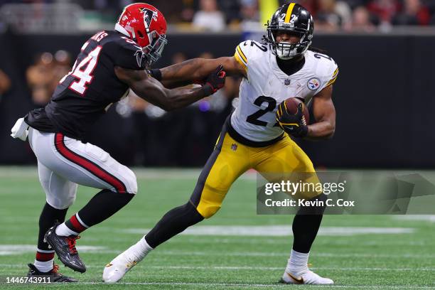 Najee Harris of the Pittsburgh Steelers rushes past Rashaan Evans of the Atlanta Falcons during the second quarter at Mercedes-Benz Stadium on...