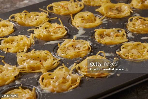 zubereitung von spaghetti und fleischbällchen-nestbissen - muffin top stock-fotos und bilder