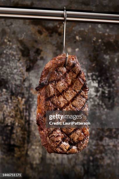 knochenloses rinder-rib-eye-steak - rib eye steak stock-fotos und bilder