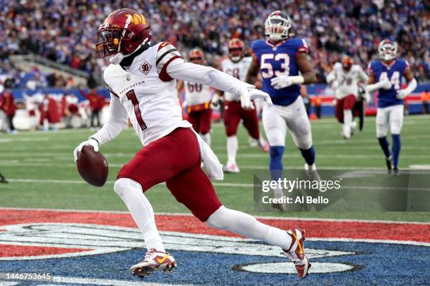 Jahan Dotson of the Washington Commanders scores a touchdown in the fourth quarter of a game against the New York Giants at MetLife Stadium on...