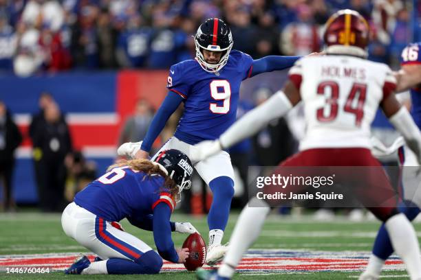 Graham Gano of the New York Giants misses field goal in overtime to tie with the Washington Commanders 20-20 at MetLife Stadium on December 04, 2022...