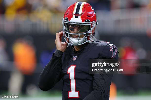 Marcus Mariota of the Atlanta Falcons reacts after throwing an interception against the Pittsburgh Steelers during the fourth quarter at...