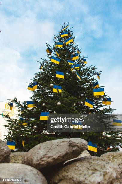 christmas tree full of ukrainian flags - berliner mauer stock-fotos und bilder