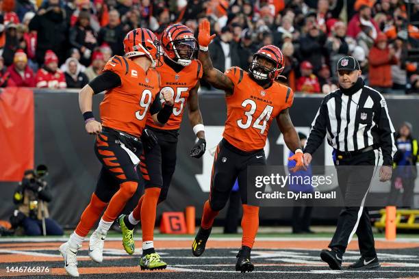 Tee Higgins of the Cincinnati Bengals celebrates with Joe Burrow and Samaje Perine of the Cincinnati Bengals after a touchdown against the Kansas...