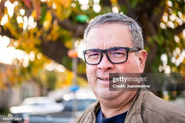 reifen mann schaut in die kamera lächeln - leute wie du und ich stock-fotos und bilder