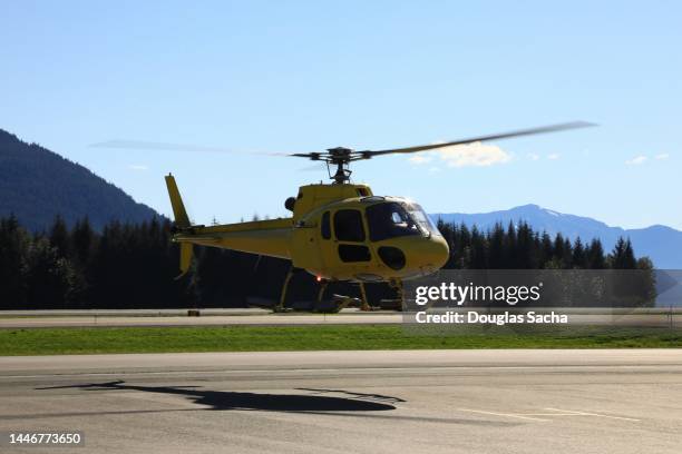 hovering search and rescue helicopter - helikopterplatform stockfoto's en -beelden