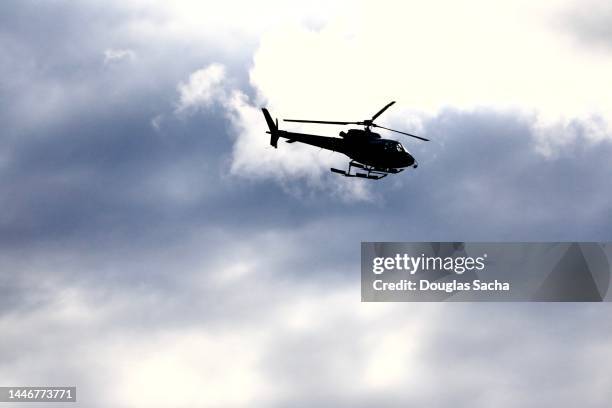 overhead helicopter in silhouette on a cloudy day - helicopter rotors 個照片及圖片檔