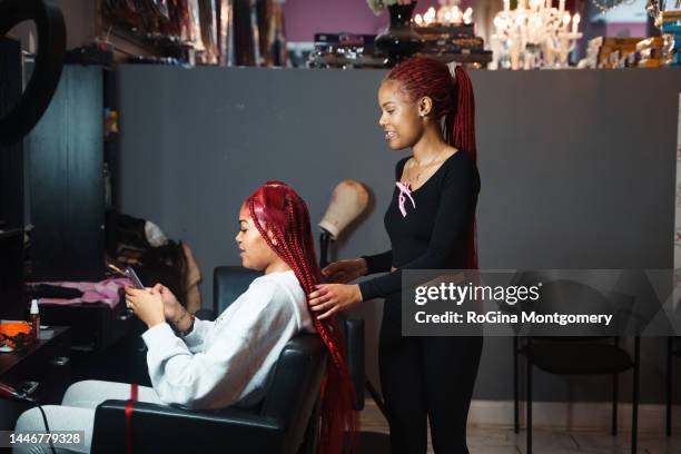 stylist braiding hair in a salon - hairdressers black woman stockfoto's en -beelden