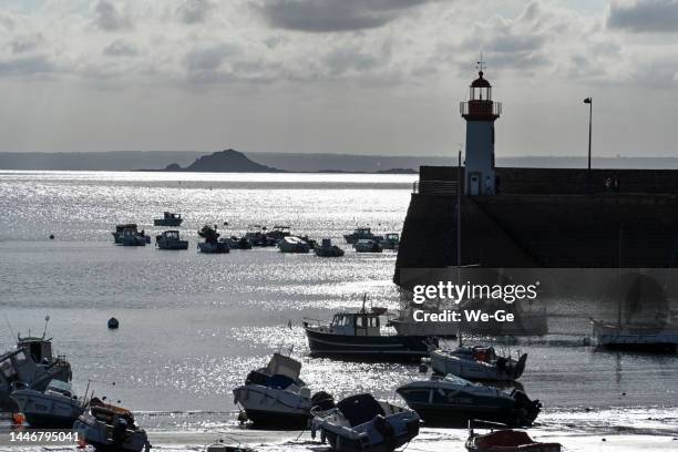 porto di erquy e faro nella luce della sera. - manche foto e immagini stock