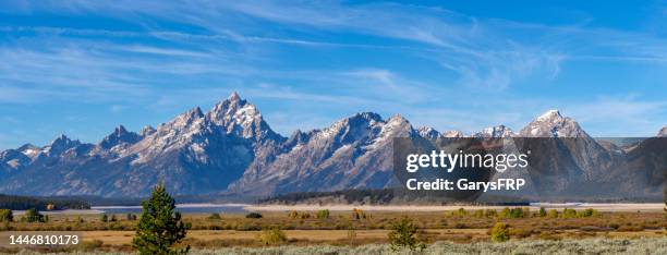 grand teton national park wyoming mountains mit sagebrush field - teton gebirge stock-fotos und bilder