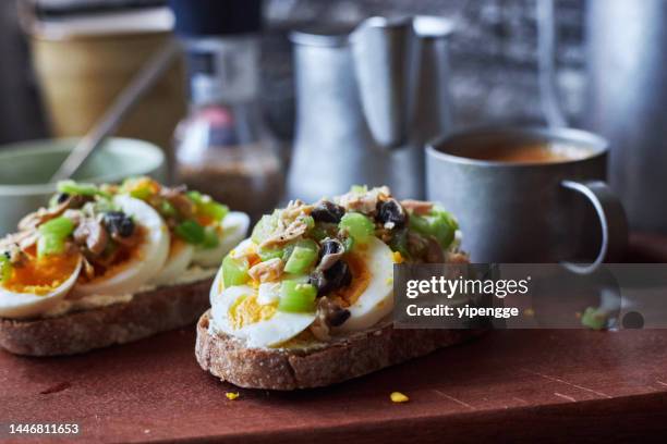 delicious brunch toast - sanduíche aberta imagens e fotografias de stock