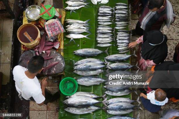 peunayong fish market stock photo - indonesia street market stock pictures, royalty-free photos & images