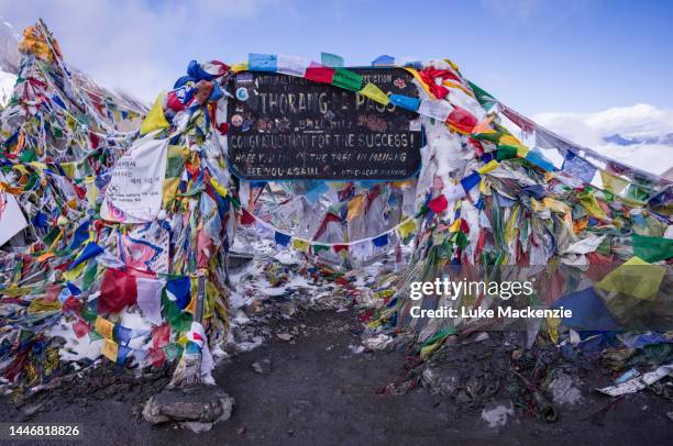 thorong la pass - thorung la pass stock pictures, royalty-free photos & images