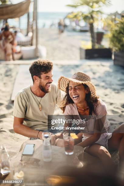 couple joyeux s’amusant dans un café de plage. - bar de plage photos et images de collection