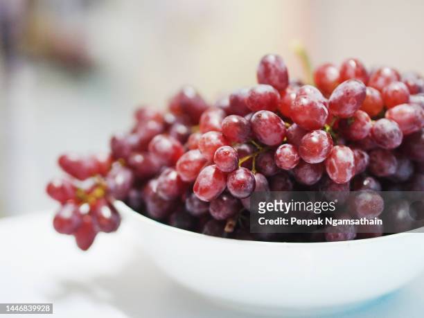 seedless grapes dark purple fruit - 赤ぶどう ストックフォトと画像