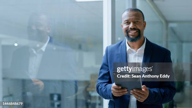 homem negro de negócios no tablet em retrato na janela do escritório para inovação da empresa, aplicativo de gerenciamento de software e revisão de propostas. chefe corporativo, tecnologia digital e reflexão de vidro com rosto feliz - facial recognition technology - fotografias e filmes do acervo