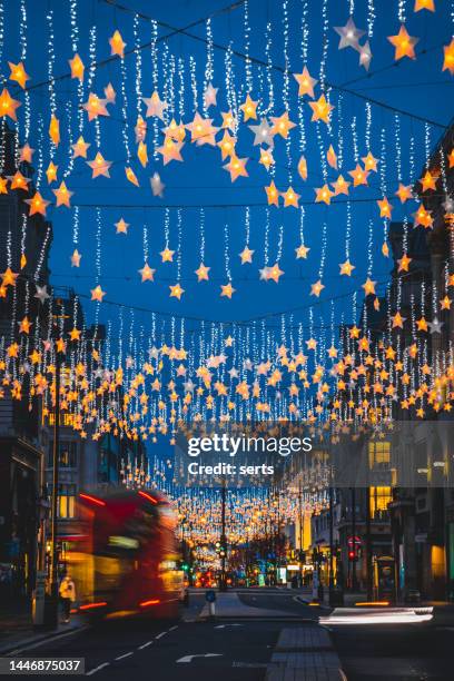 luces de navidad en oxford street, londres, reino unido - bus london fotografías e imágenes de stock