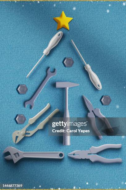 workman tools forming a xmas tree - sapin de noel humour photos et images de collection