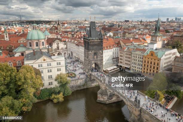 karlsbrücke mit altstädter brückenturm, prag, tschechische republik - karlsbrücke stock-fotos und bilder